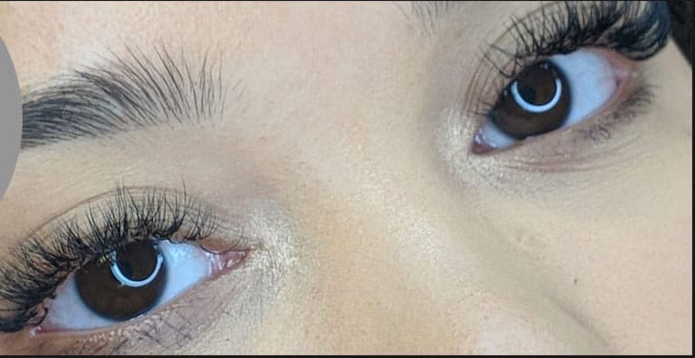 Volume eyelash extensions by Bocasa